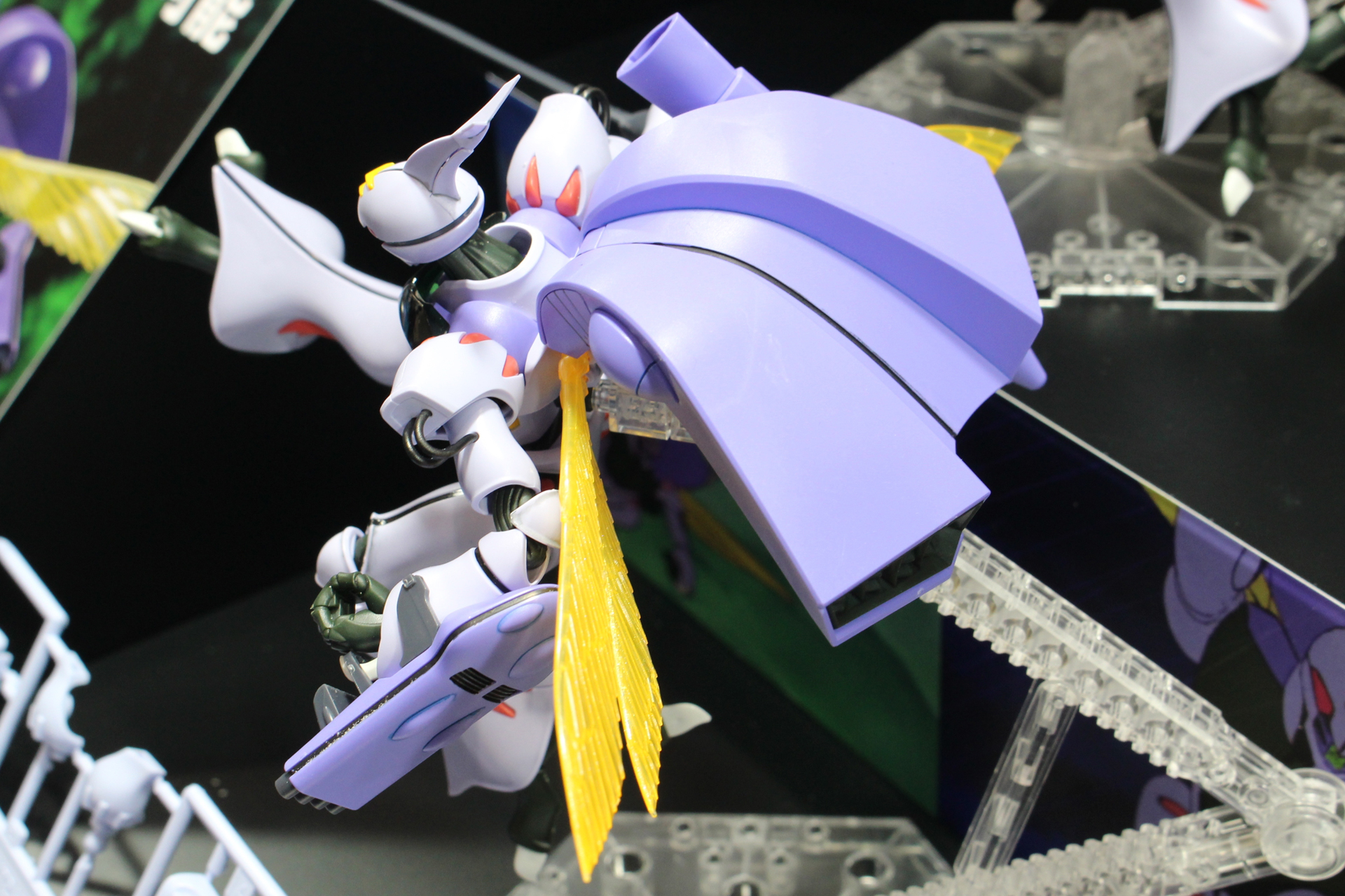 オーラコンバーターももちろん可動する。曲面の形状がいい感じだ