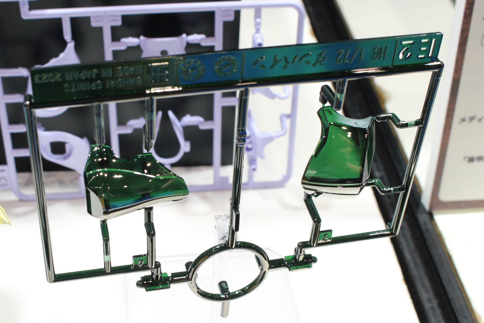 パーツ単体で眺めると、クリアーパーツということがわかる