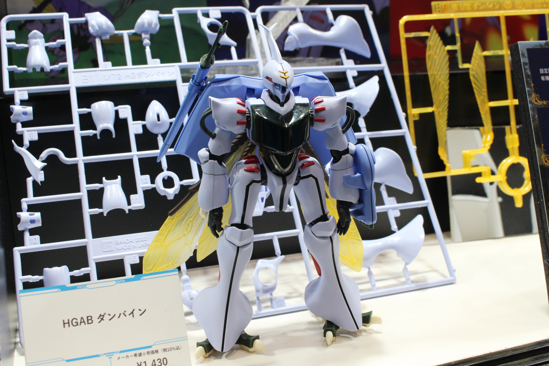 「HGABダンバイン」と「HG 1/72 ダンバイン」の立ちポーズ。プロポーションの違いは明らかで、前者はここまで仕上げるのに塗装も必要とした