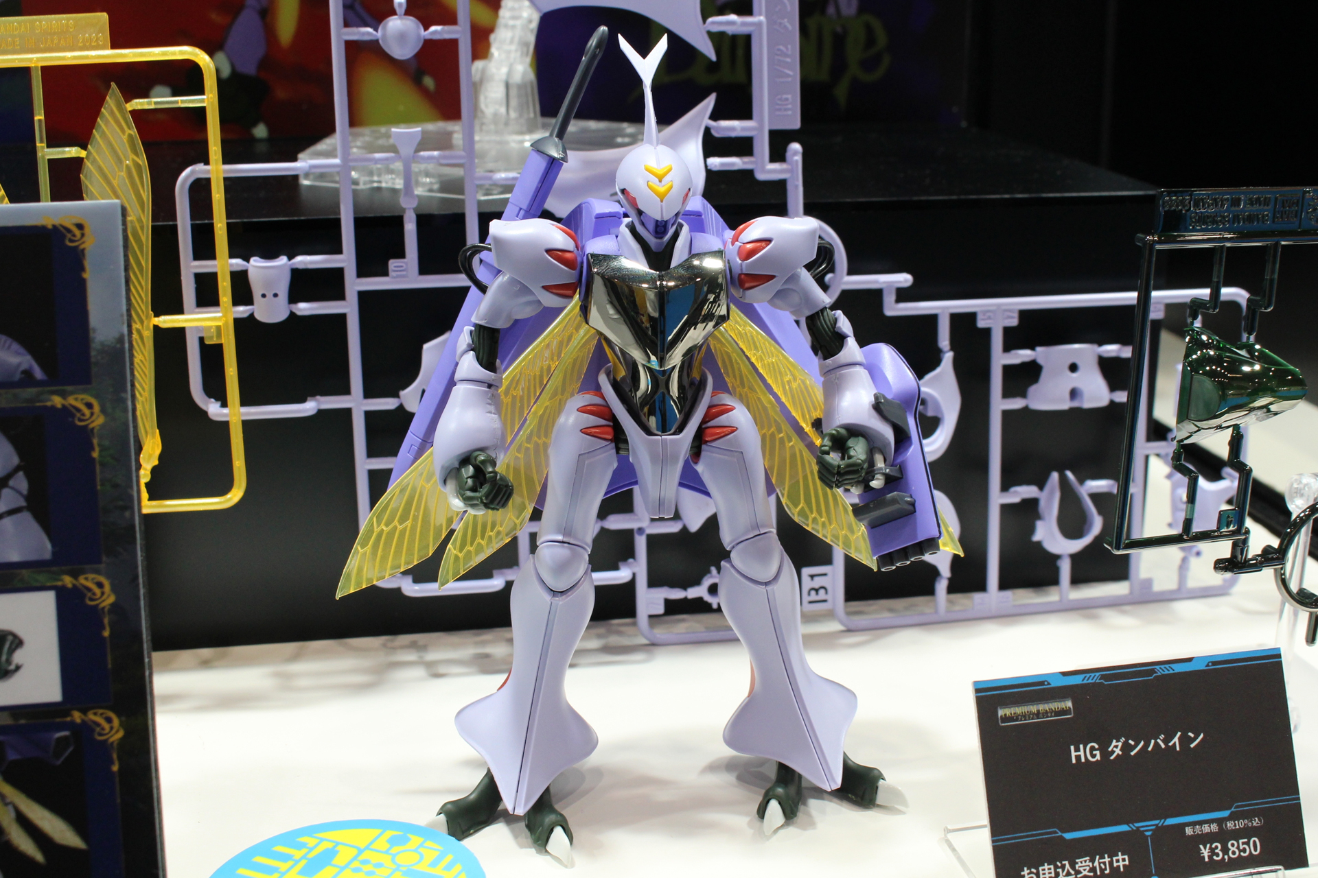 「HGABダンバイン」と「HG 1/72 ダンバイン」の立ちポーズ。プロポーションの違いは明らかで、前者はここまで仕上げるのに塗装も必要とした