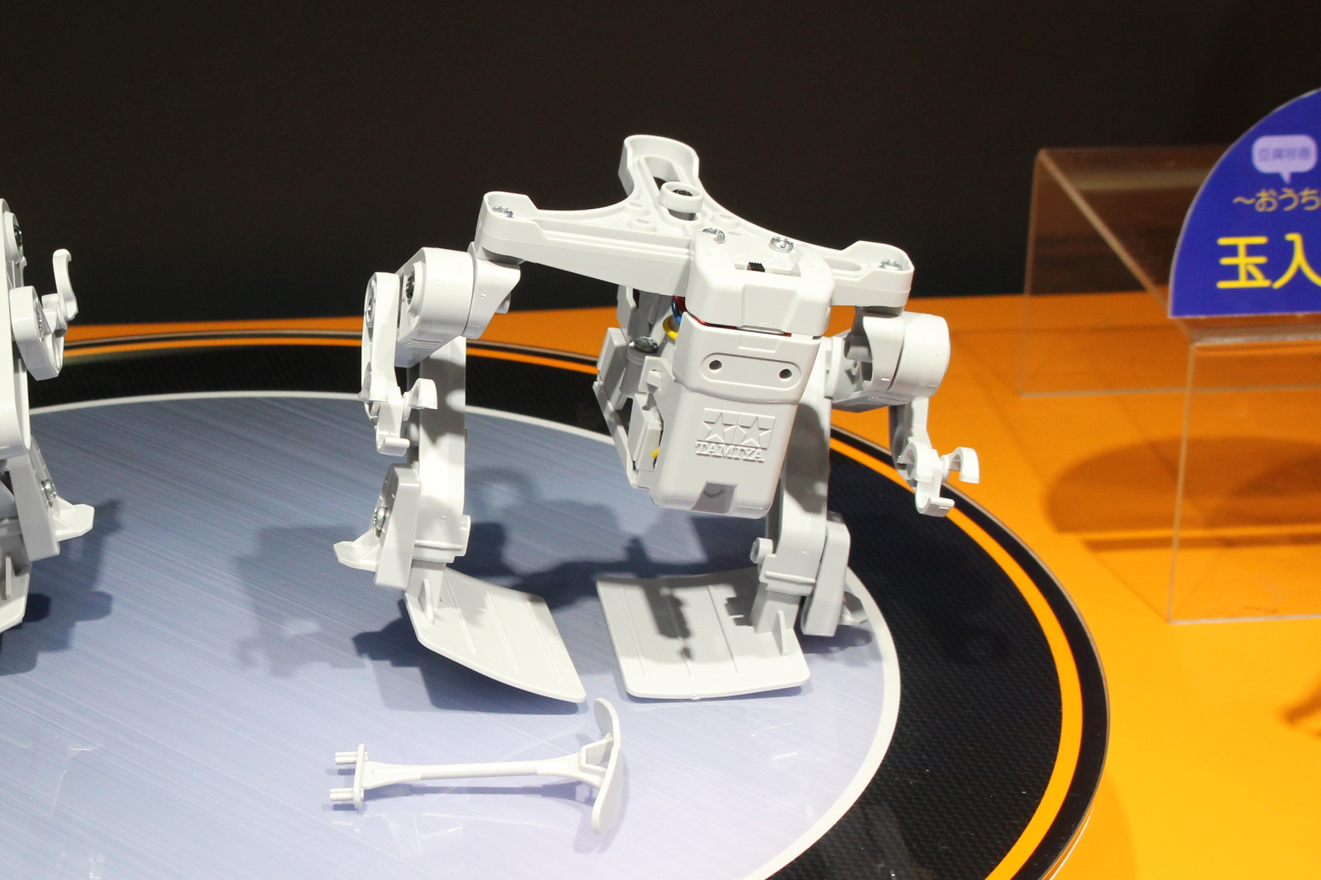 「重心移動歩行ロボット工作セット」。12月2日頃発売。価格は2,200円。組み立てレベルは3