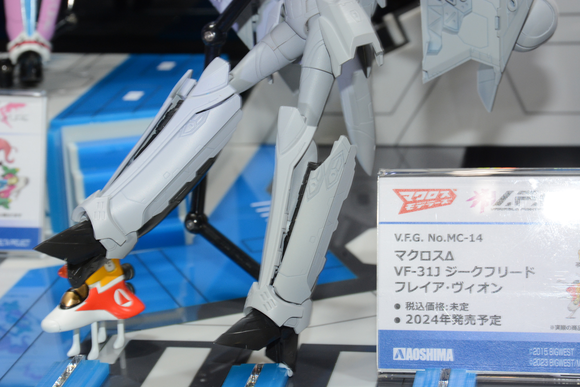 元気な雰囲気が伝わってくるフレイア。機体の翼が前進翼のジークフリードになっている