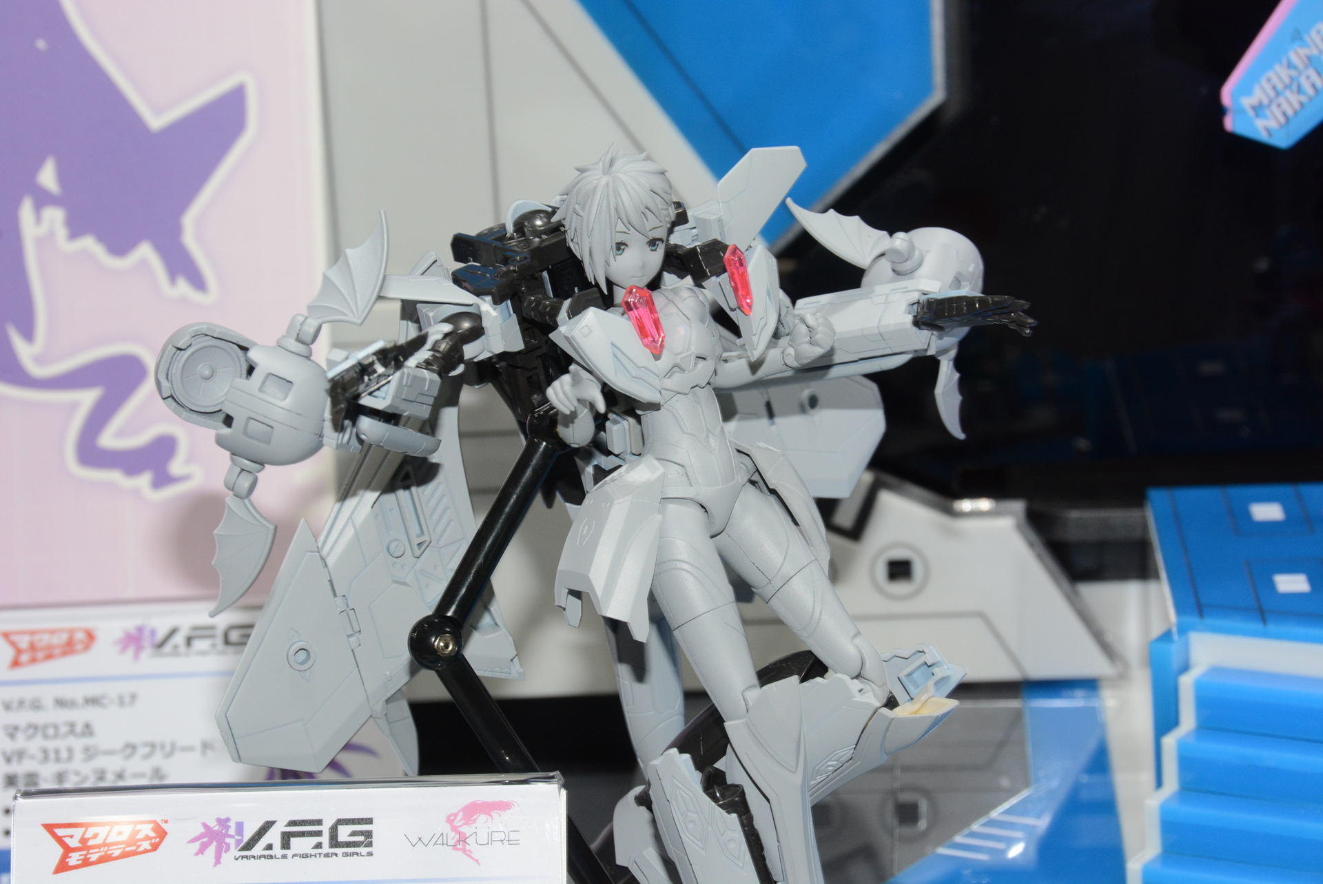 クールなレイナ。フォールドスピーカーはドクロの形