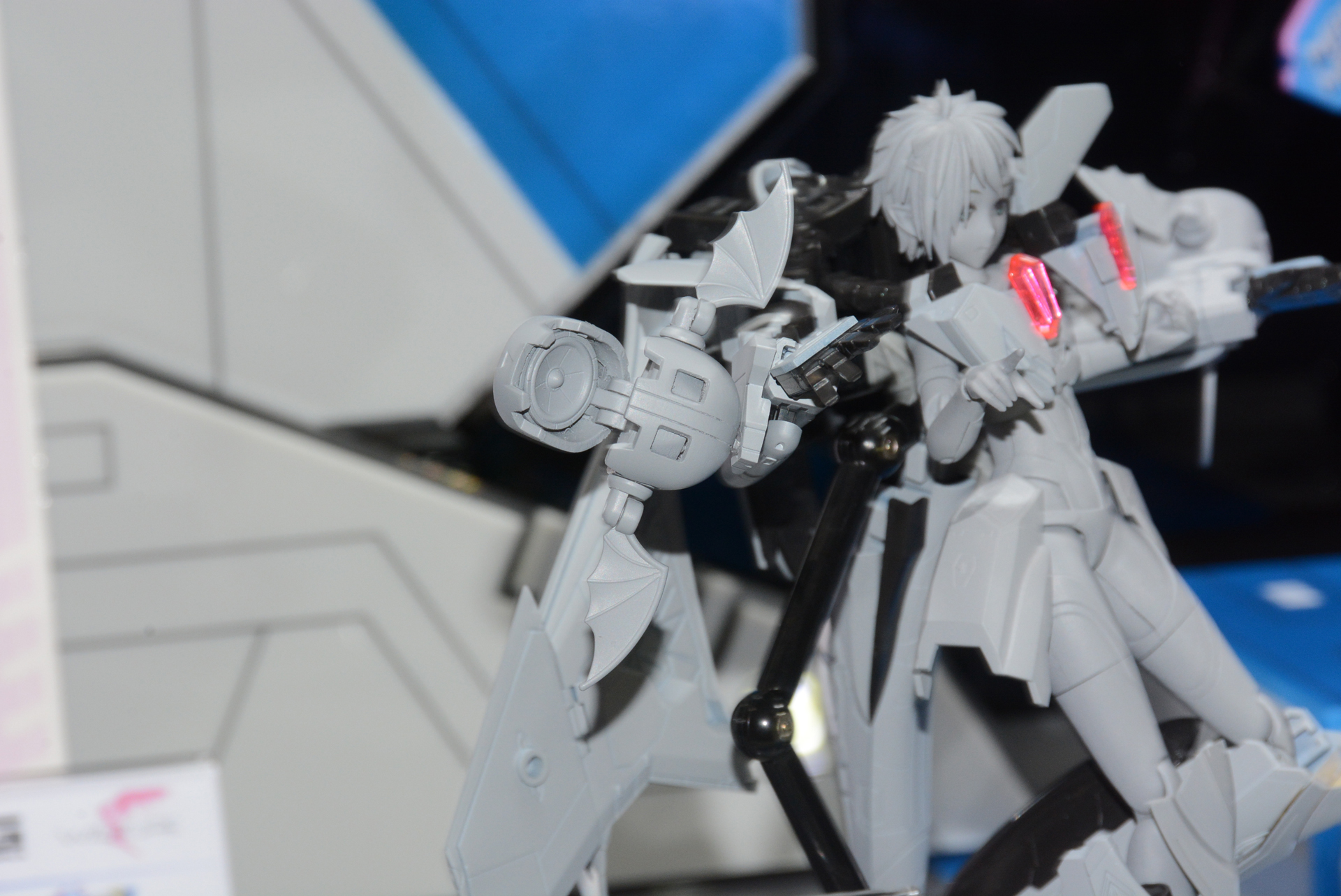 クールなレイナ。フォールドスピーカーはドクロの形