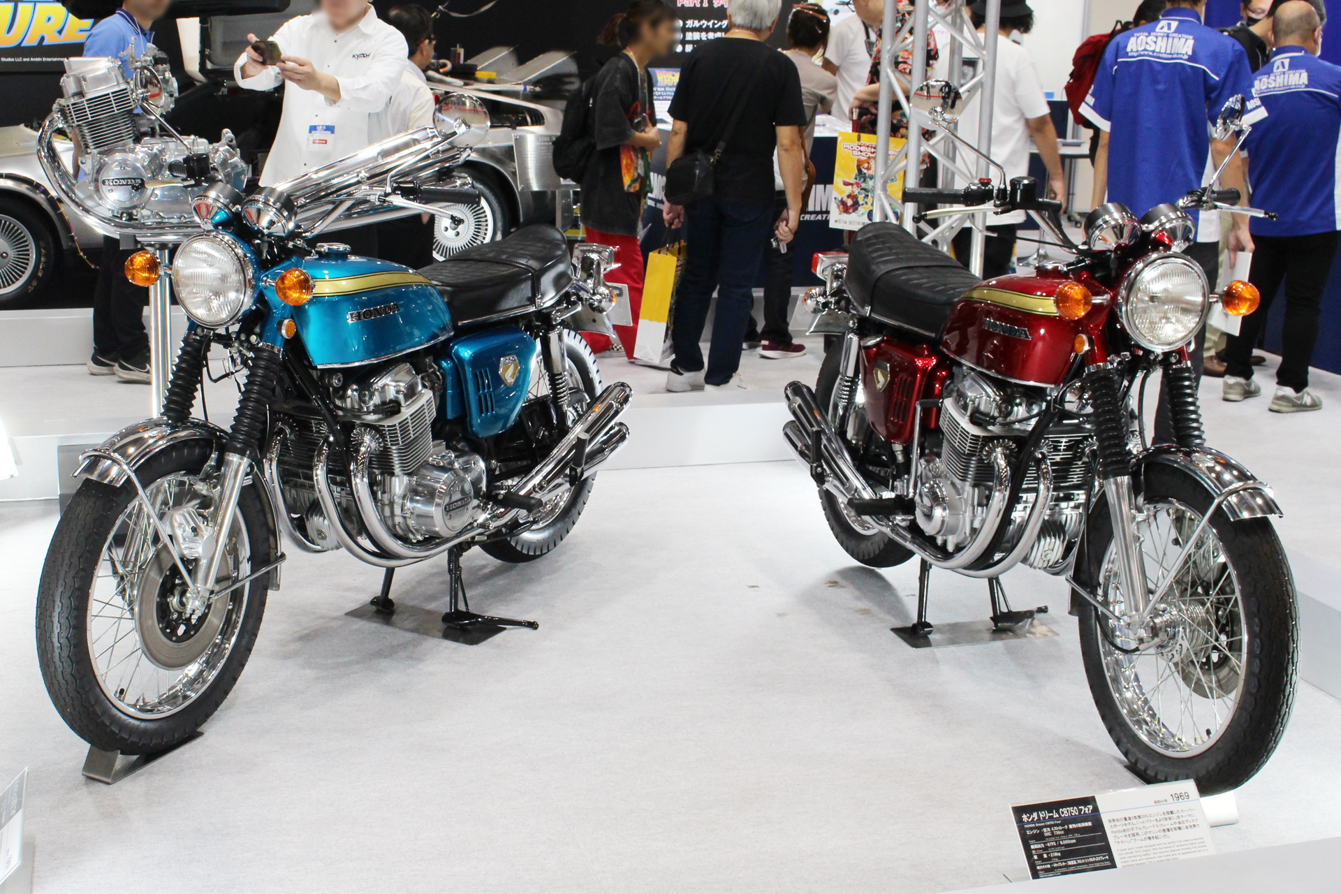 アオシマブースに展示された「ホンダ ドリーム CB750 フォア」の実車とそのエンジン。多くの来場者が足を止め、美しい車体を写真に収めていた