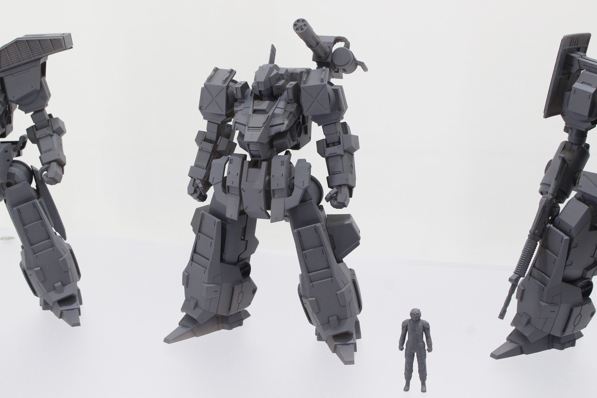 「SIDE:R フォーゲルグ」。それぞれタイプが異なる