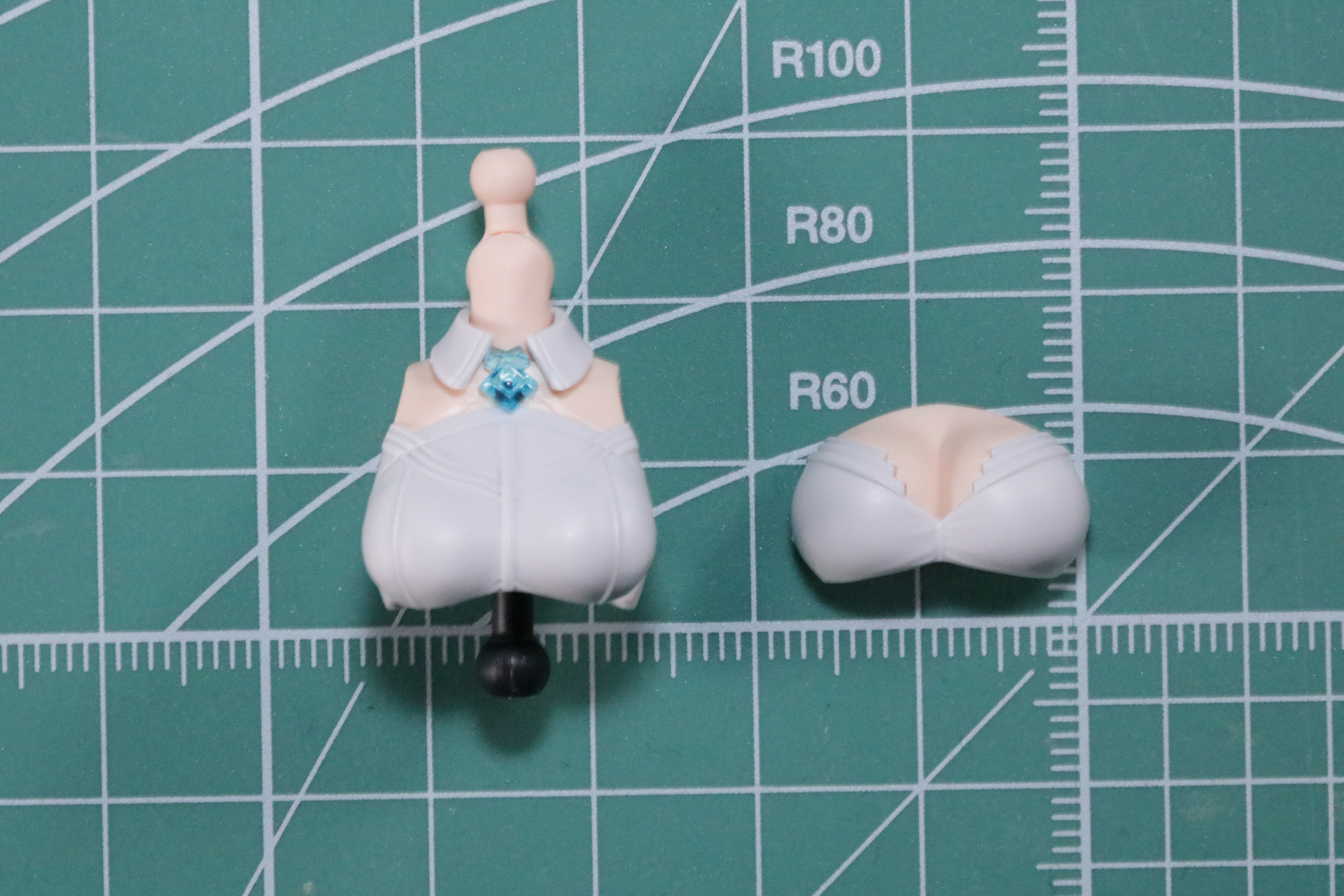 胸部は2種類の胸元パーツを選択して組みたてる