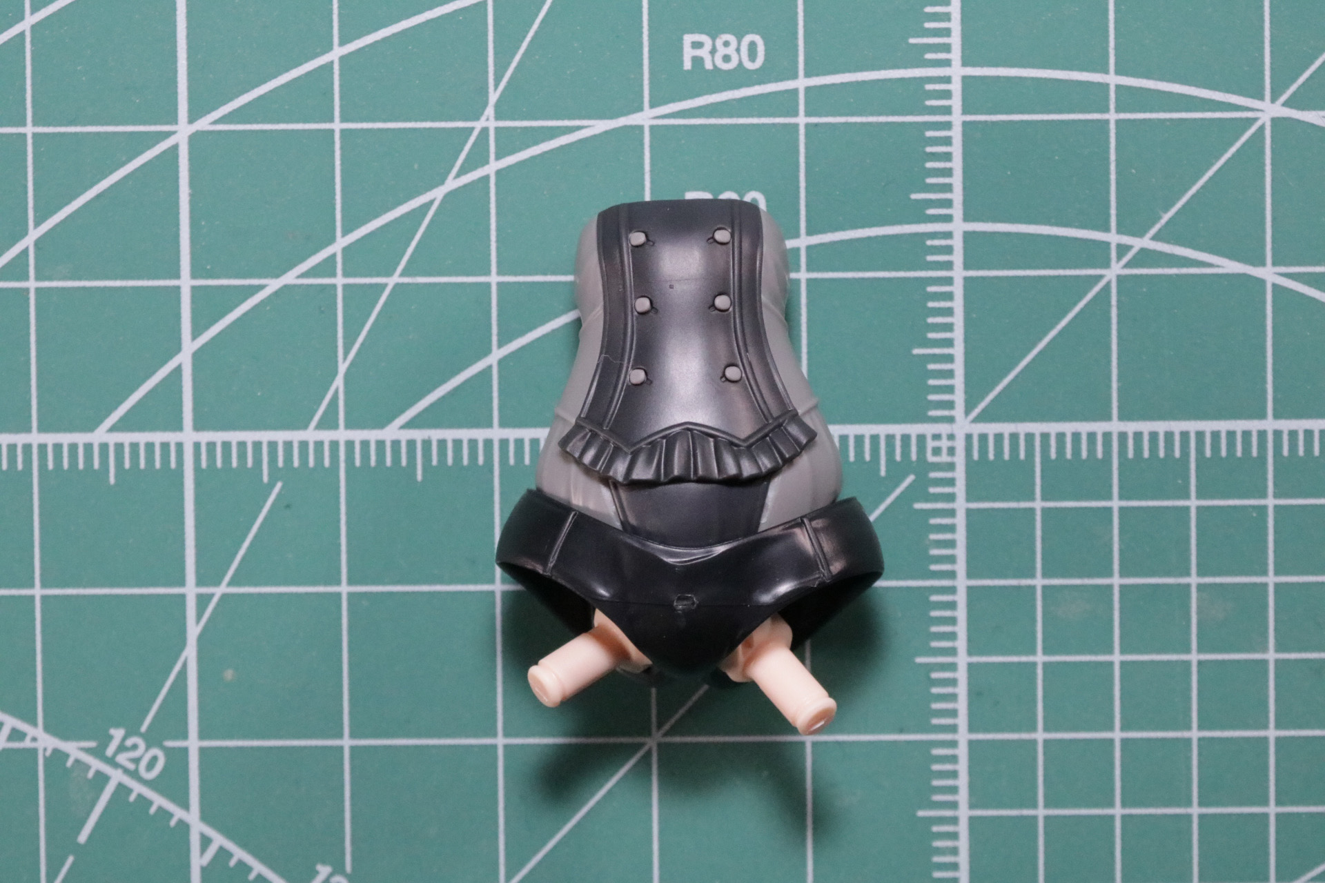 ボタンや側面のグレーなど細分化されたパーツによって成形色だけで緻密な色分けがされている