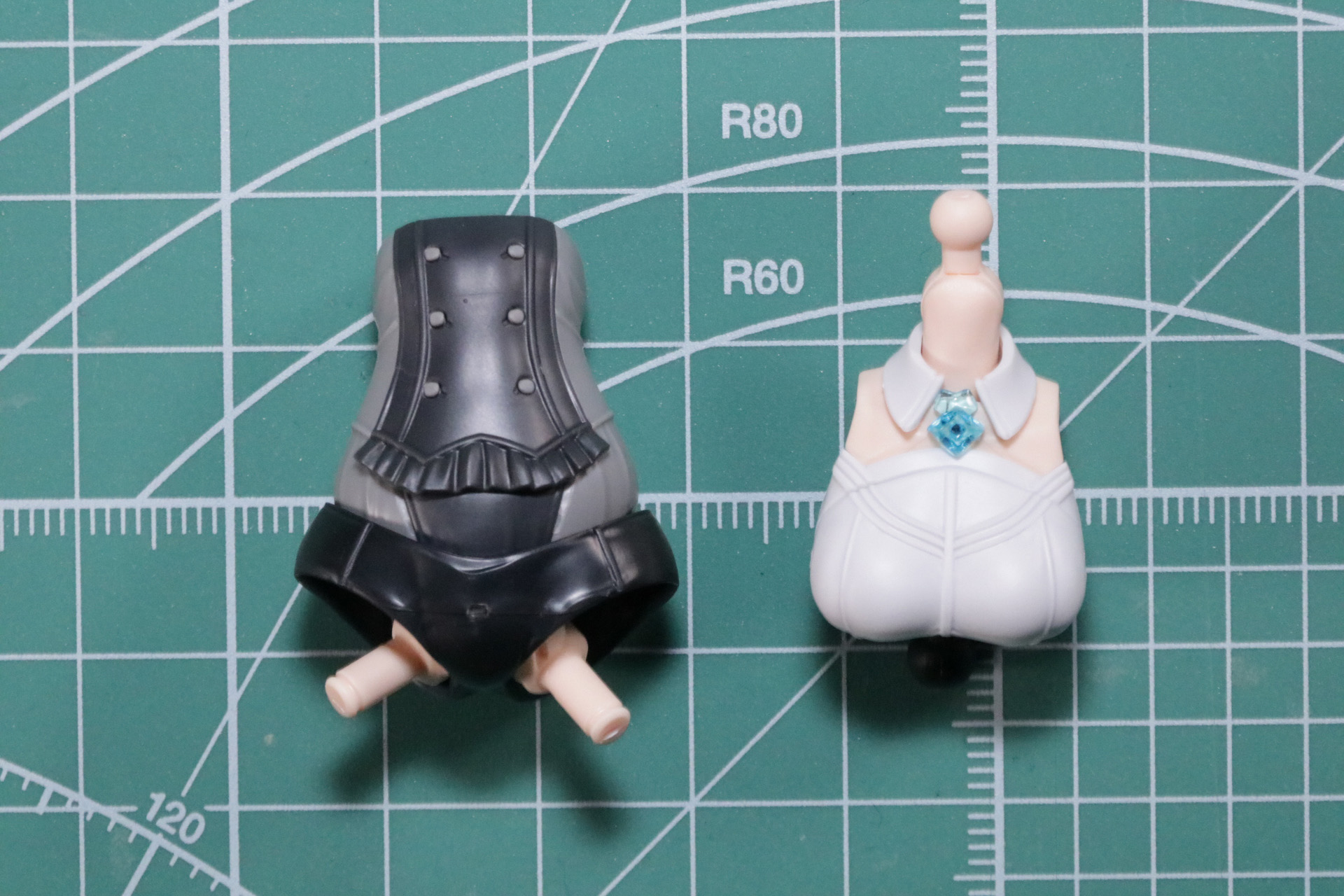 胸部と腹部を合わせて胴体が完成。この状態では30MSのボディスーツ的な雰囲気がある