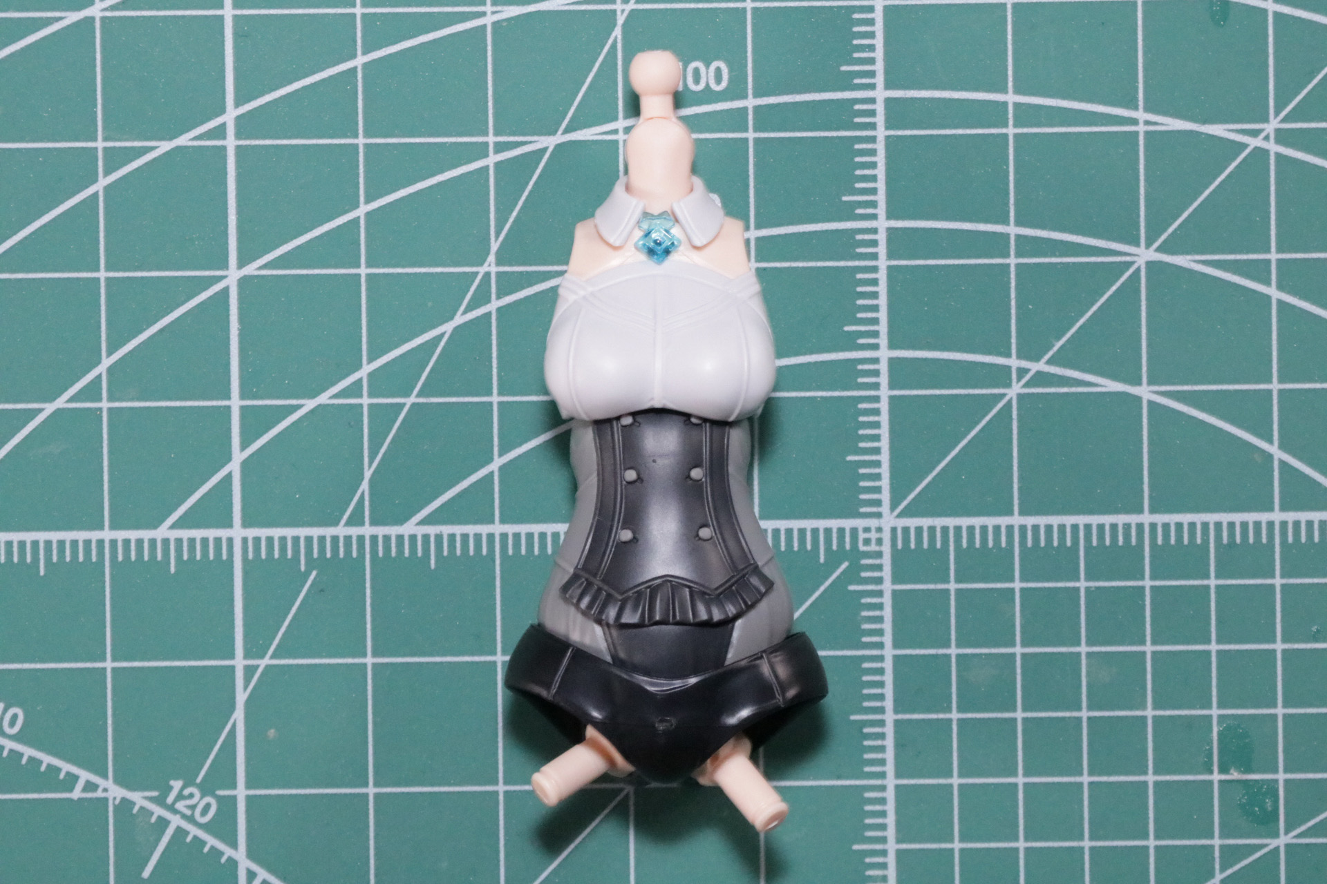 胸部と腹部を合わせて胴体が完成。この状態では30MSのボディスーツ的な雰囲気がある