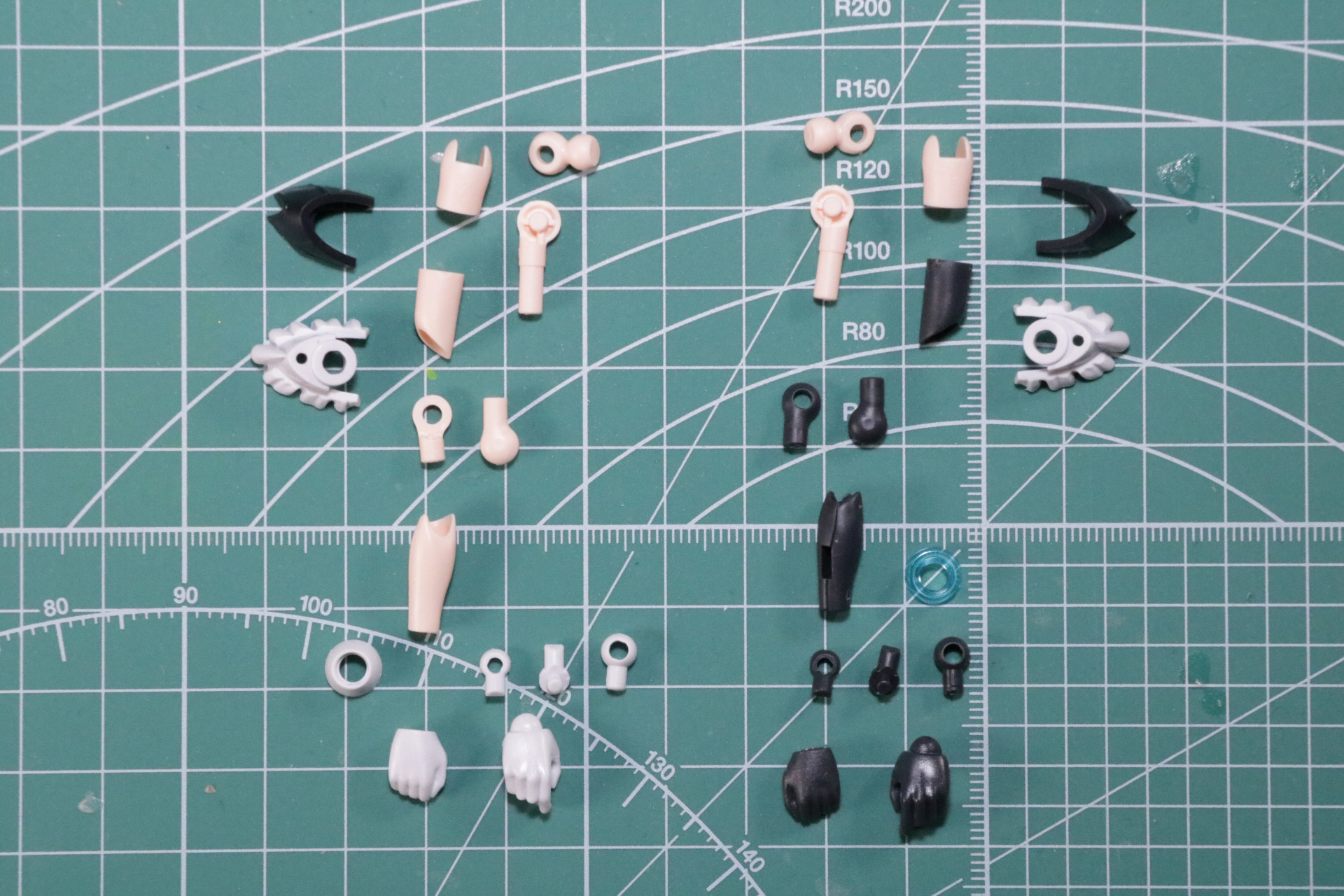 基本的な組み立て構造は同じ。左腕はアームドレスのシックな黒のカラーリングとなっている。手首パーツは通常のものと持ち手専用のもので手首関節がわけられている