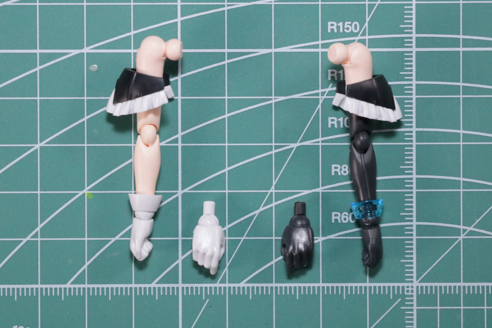 基本的な組み立て構造は同じ。左腕はアームドレスのシックな黒のカラーリングとなっている。手首パーツは通常のものと持ち手専用のもので手首関節がわけられている