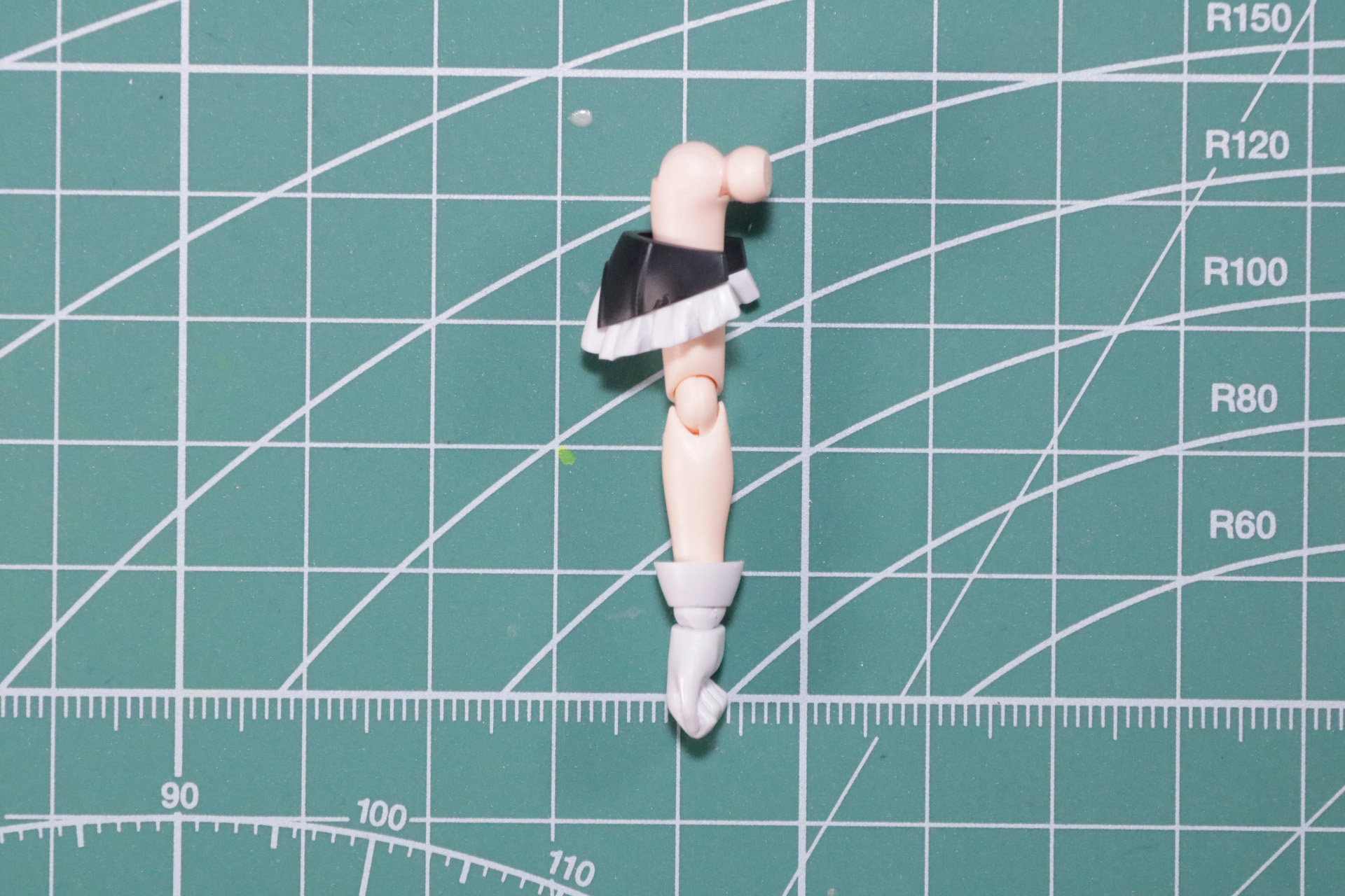 可動部は肩、二の腕、肘、手首となっている