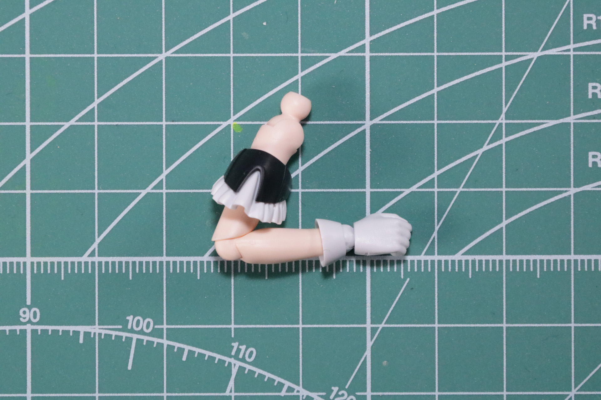 可動部は肩、二の腕、肘、手首となっている