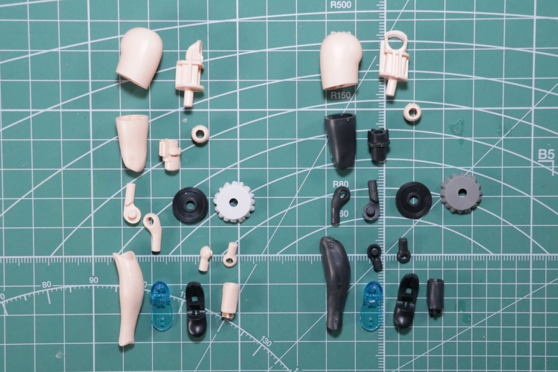 基本的な組み立て構造は同じ。太ももにつけるフリルパーツも左右で対になるカラーリングとなっている