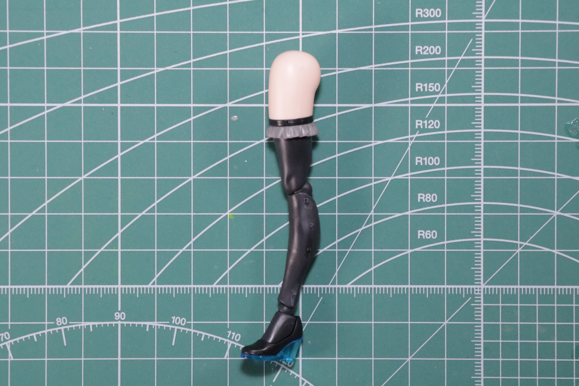 関節は股関節、太もも、膝、足首となっている