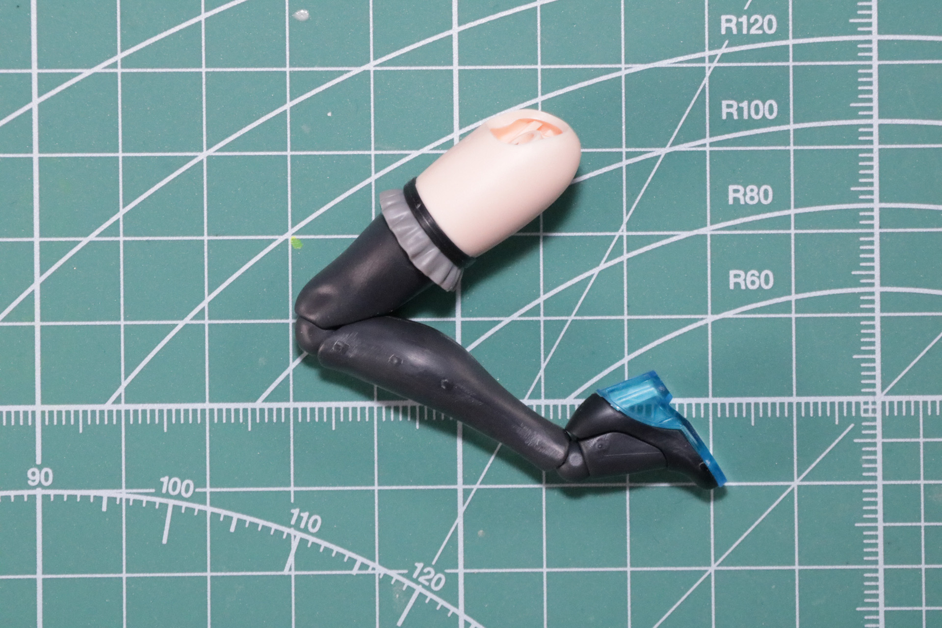 関節は股関節、太もも、膝、足首となっている