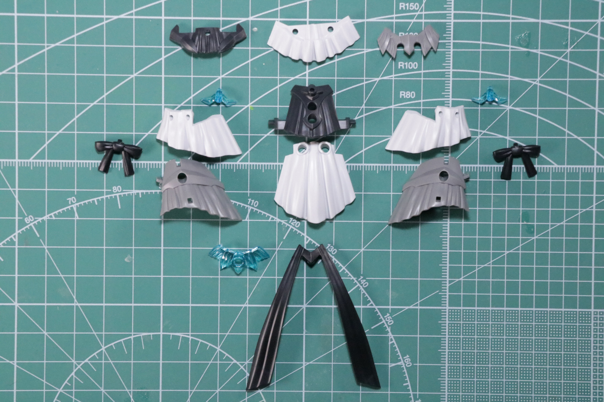 スカートパーツは後の部分を基本に、左右から正面へつなげる構成となっている