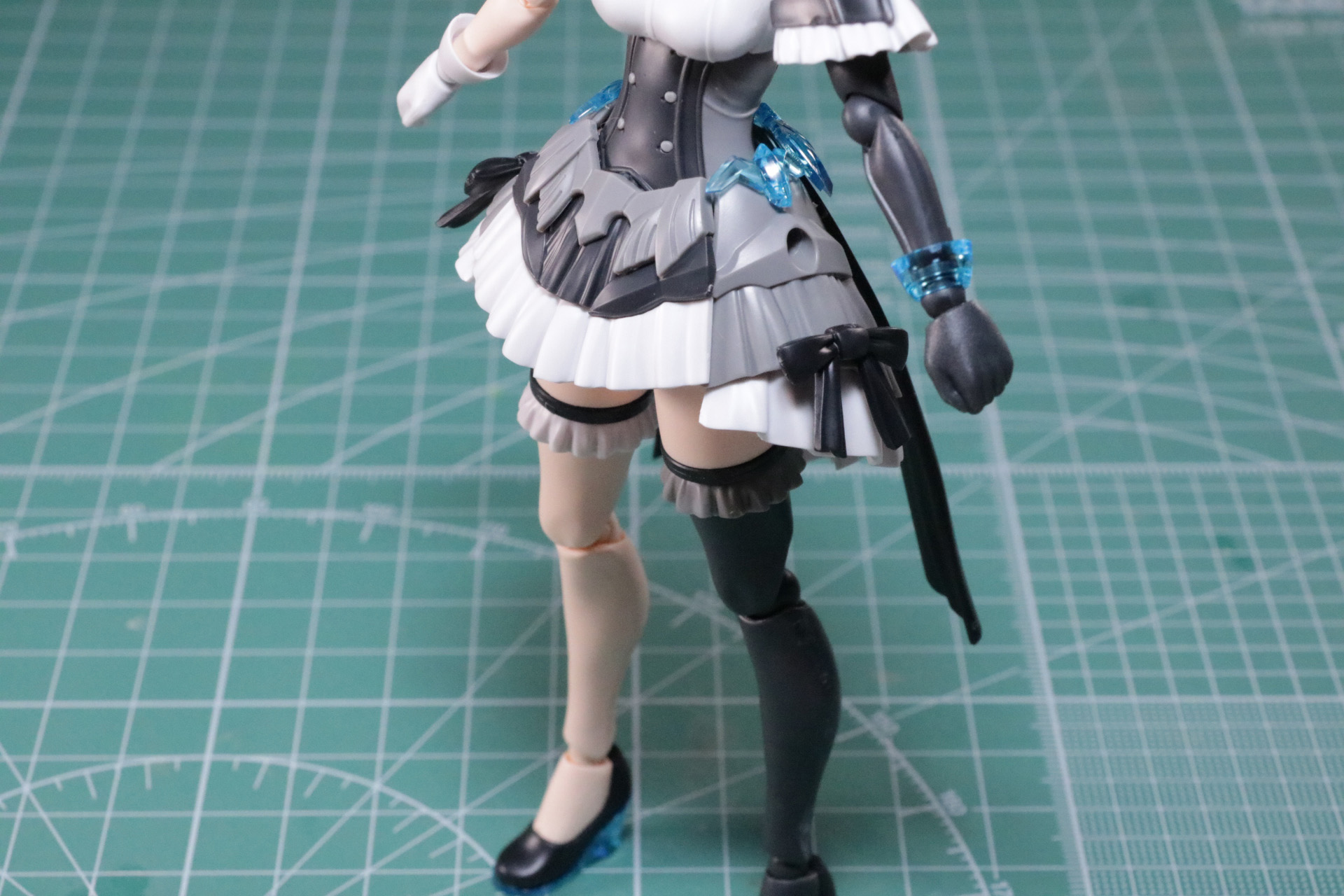 スカートパーツは後の部分を基本に、左右から正面へつなげる構成となっている