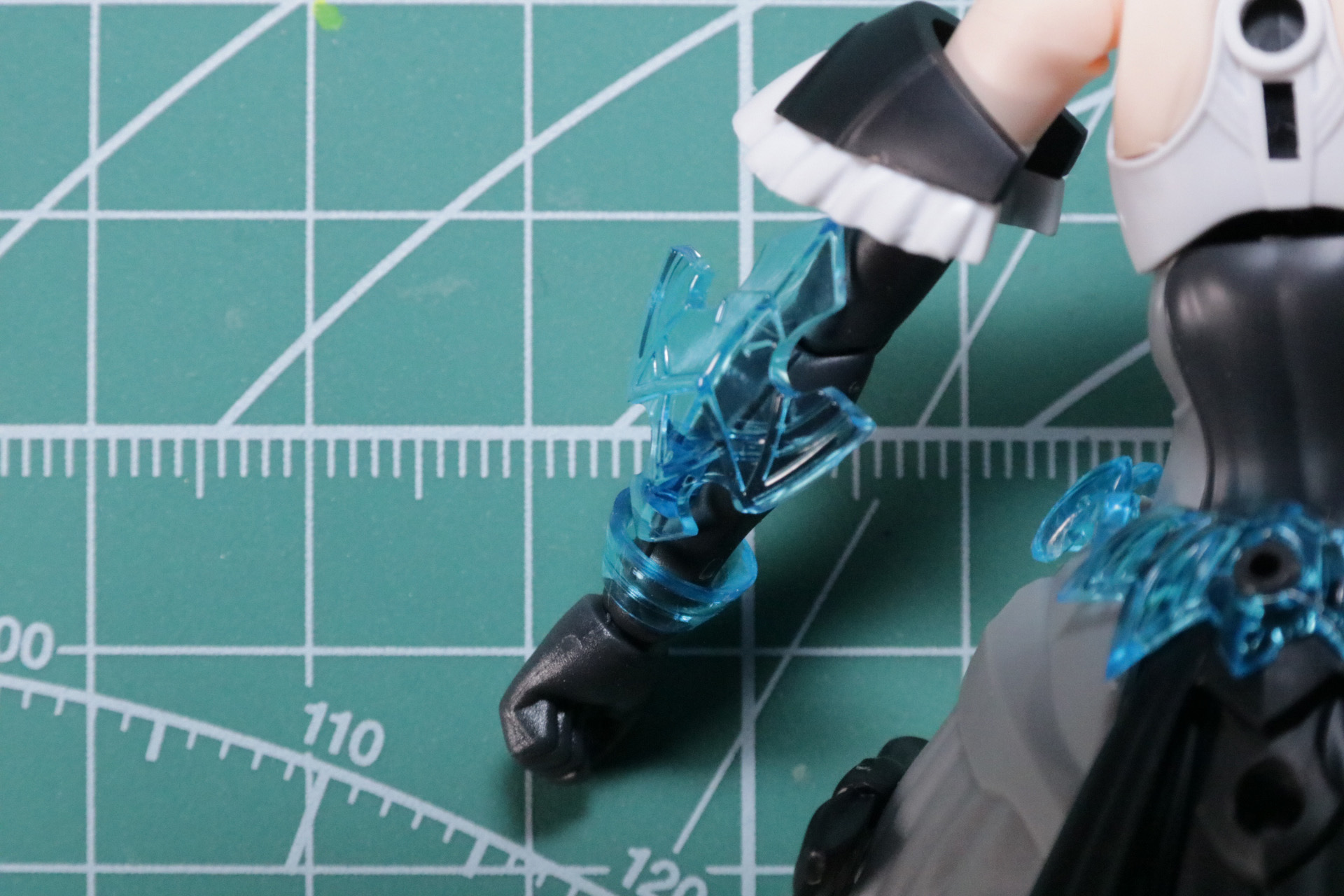 左腕にはクリアパーツによるアクセサリ