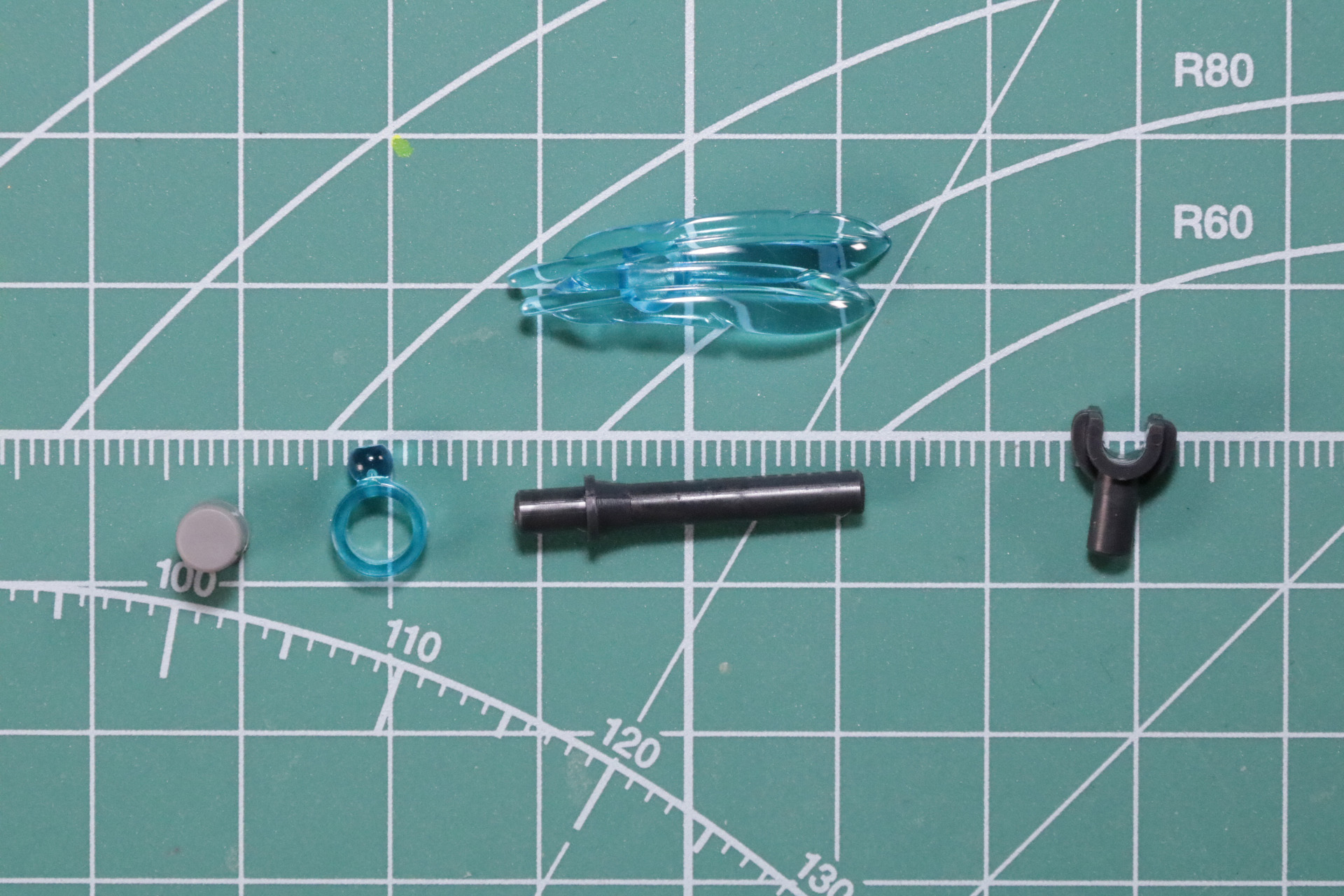 マイクは羽をモチーフとした造形を加えたデザインとなっている。また、マイクを携帯できるマウントパーツが付属している