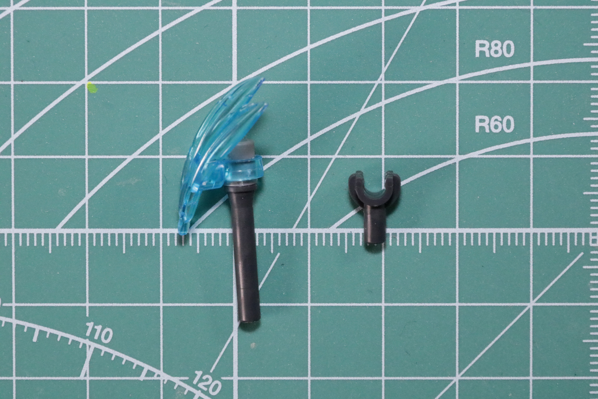 マイクは羽をモチーフとした造形を加えたデザインとなっている。また、マイクを携帯できるマウントパーツが付属している