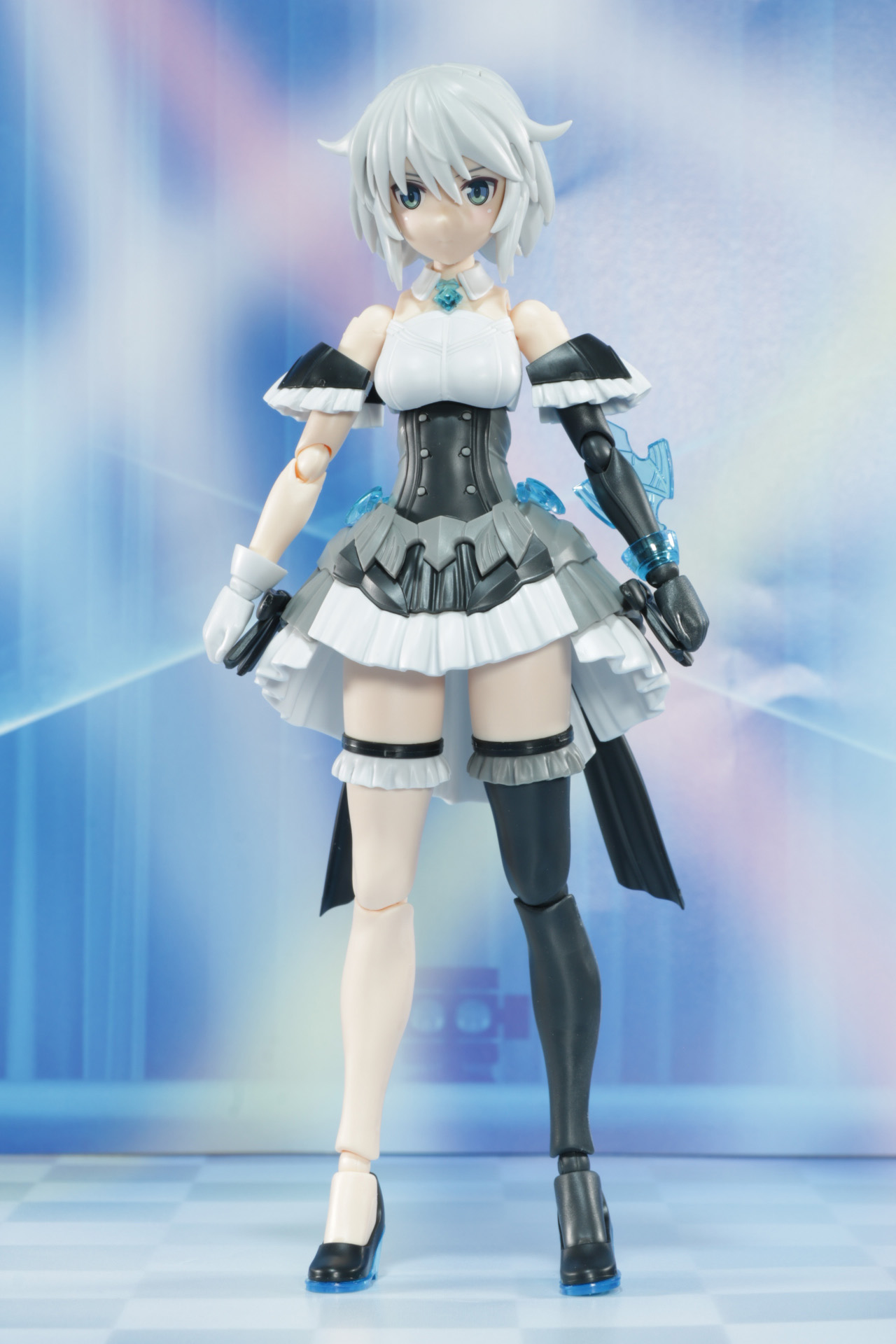 モノクロームの配色にクリアブルーが映える衣装