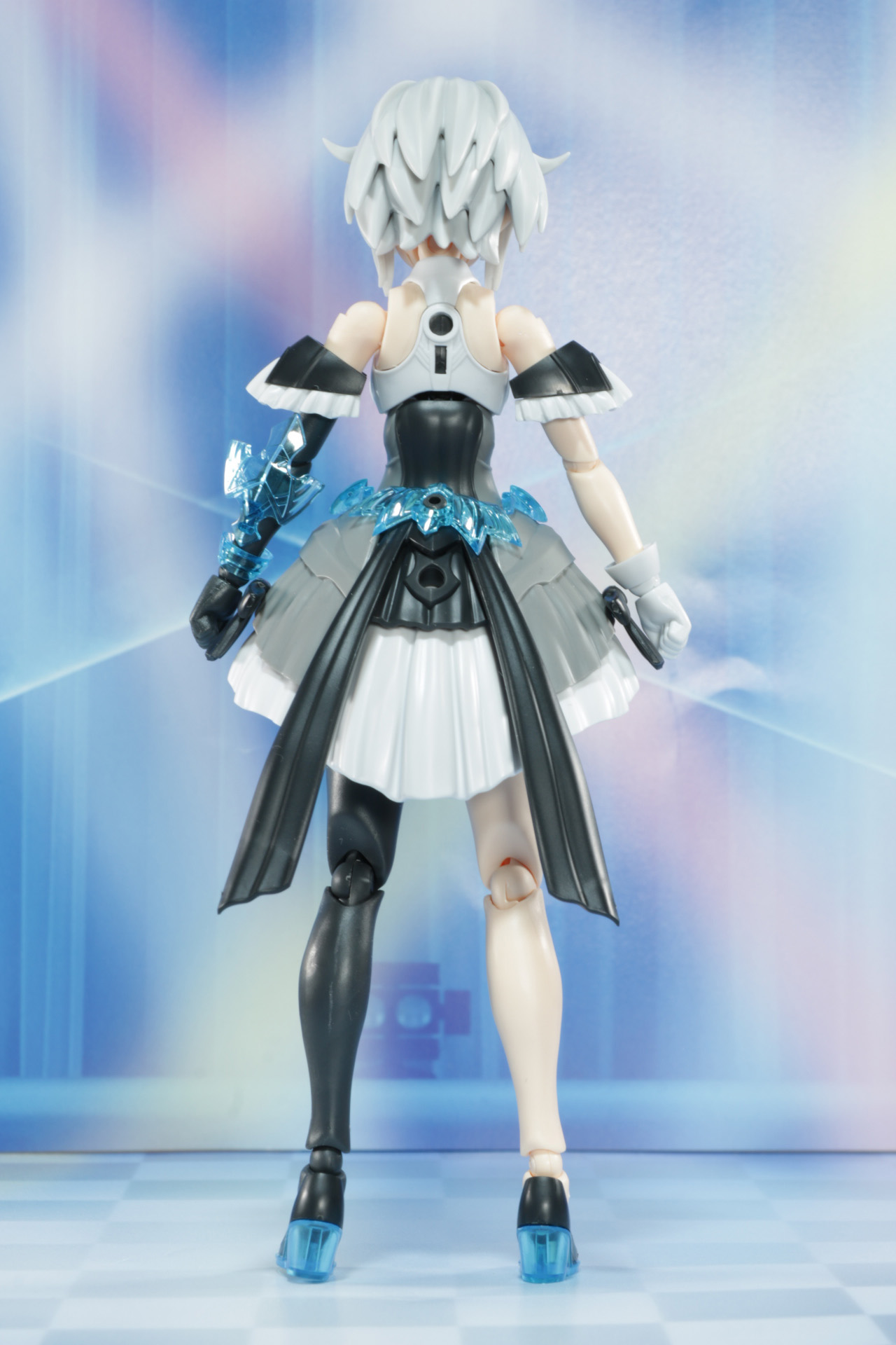 大きなリボンにボリュームのあるスカートと“アイドル”らしい雰囲気を持ちつつ、配色でカッコ良さが演出されている