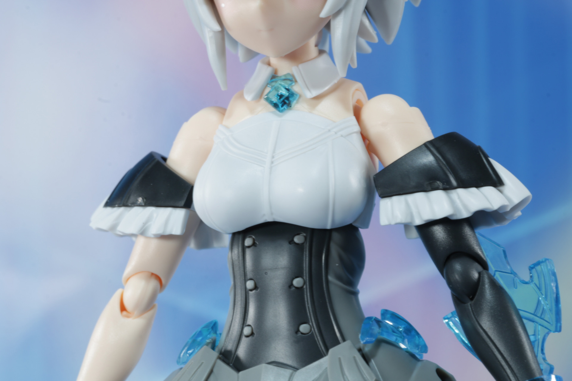 細い腰や肩のフリルとメリハリのあるスタイル