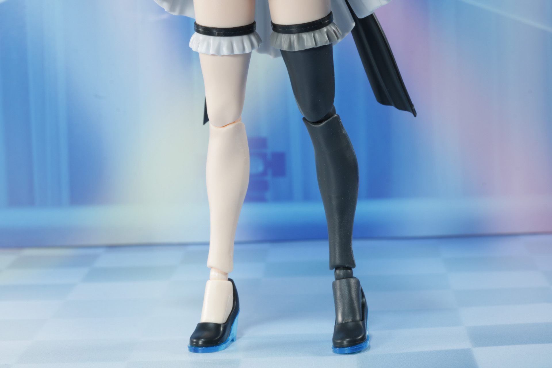 足も左右非対称で目を引く色合いとなっている