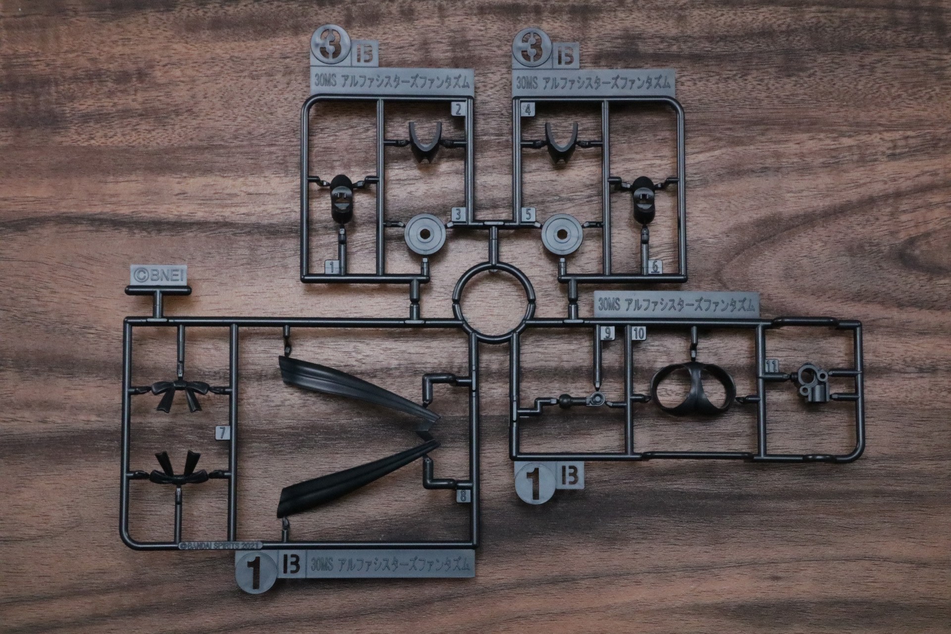 ハンドパーツは白と黒のものがあり、それぞれ3セットの手首パーツで構成されている