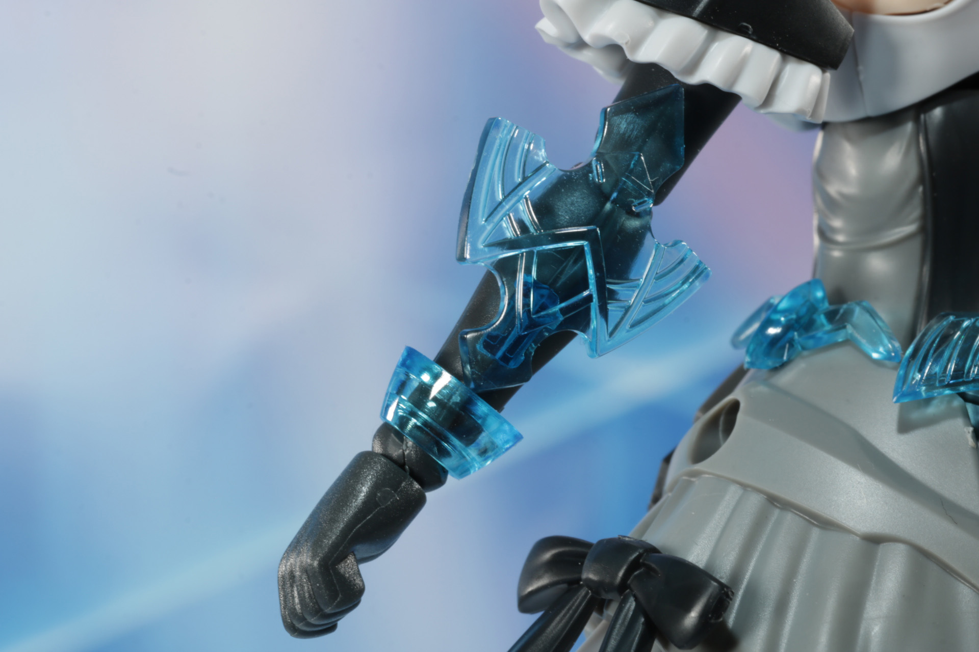 左腕にはオリジナルデザインのアクセサリ