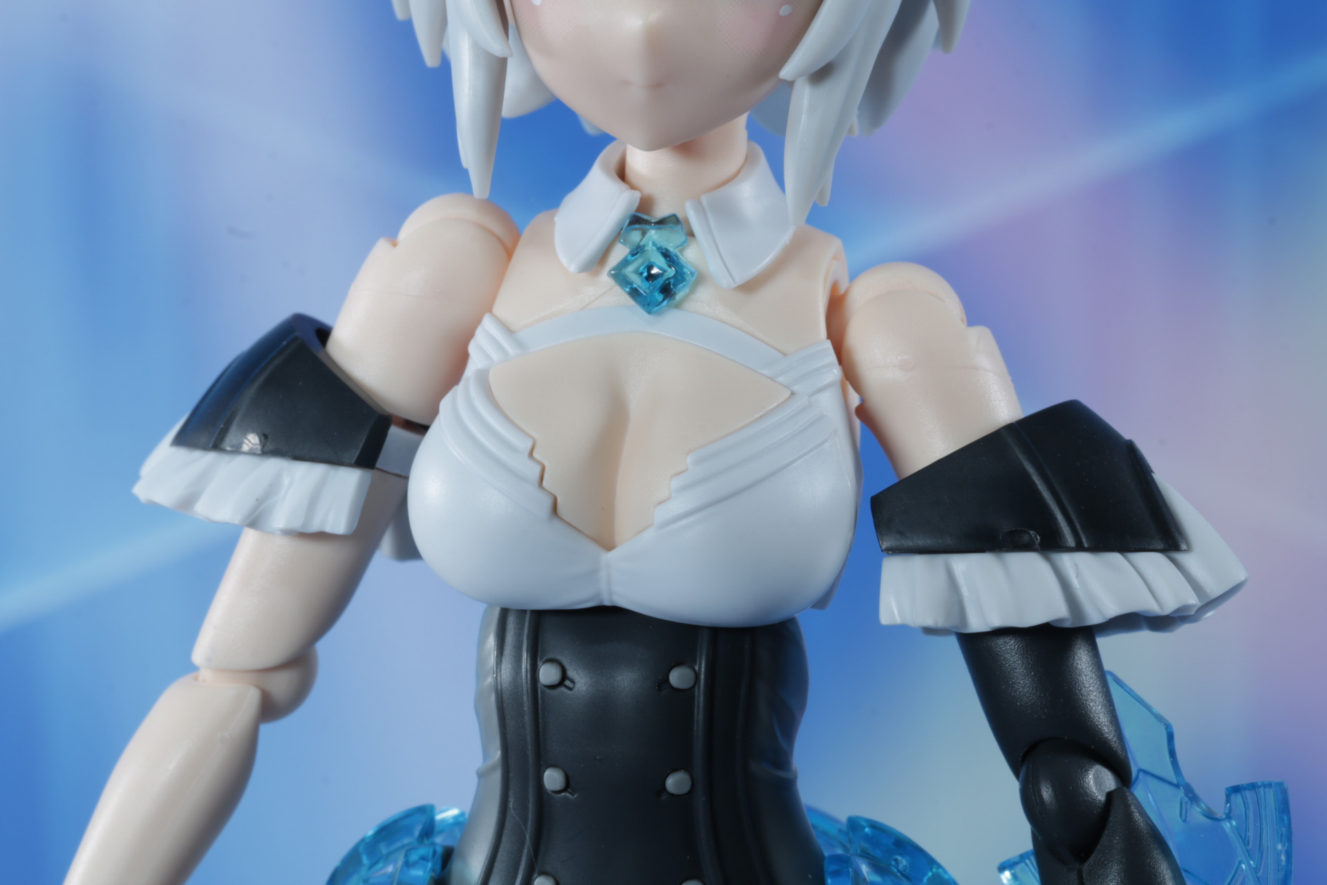 胸パーツは胸元が開いたものも付け替えることができる