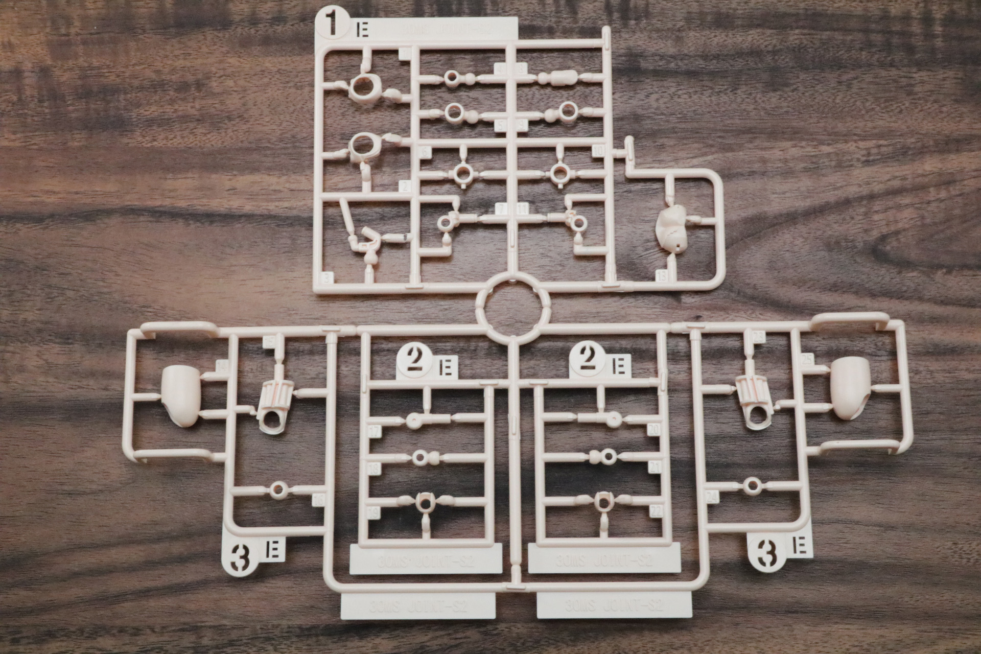 ハンドパーツは白と黒のものがあり、それぞれ3セットの手首パーツで構成されている