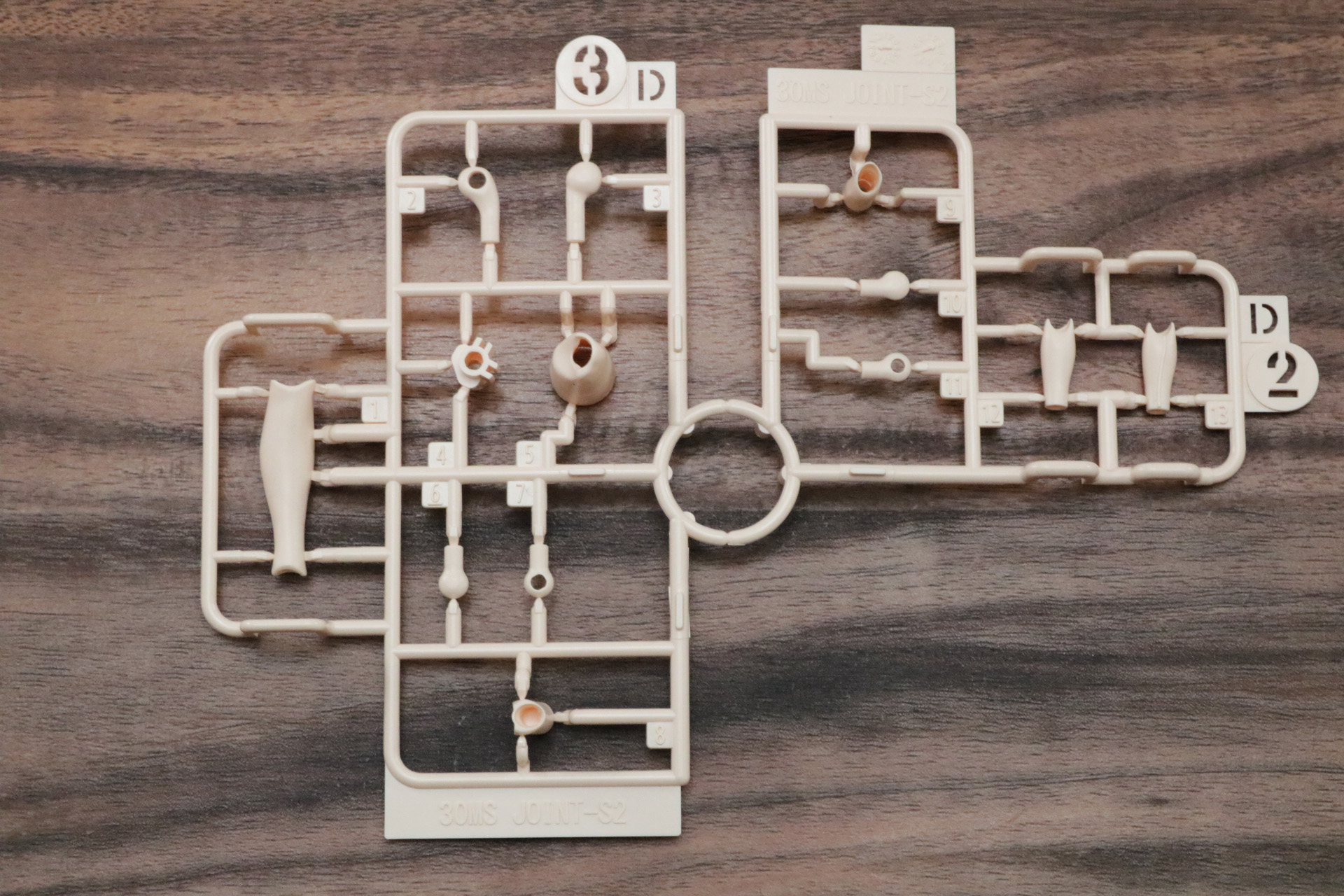 ハンドパーツは白と黒のものがあり、それぞれ3セットの手首パーツで構成されている