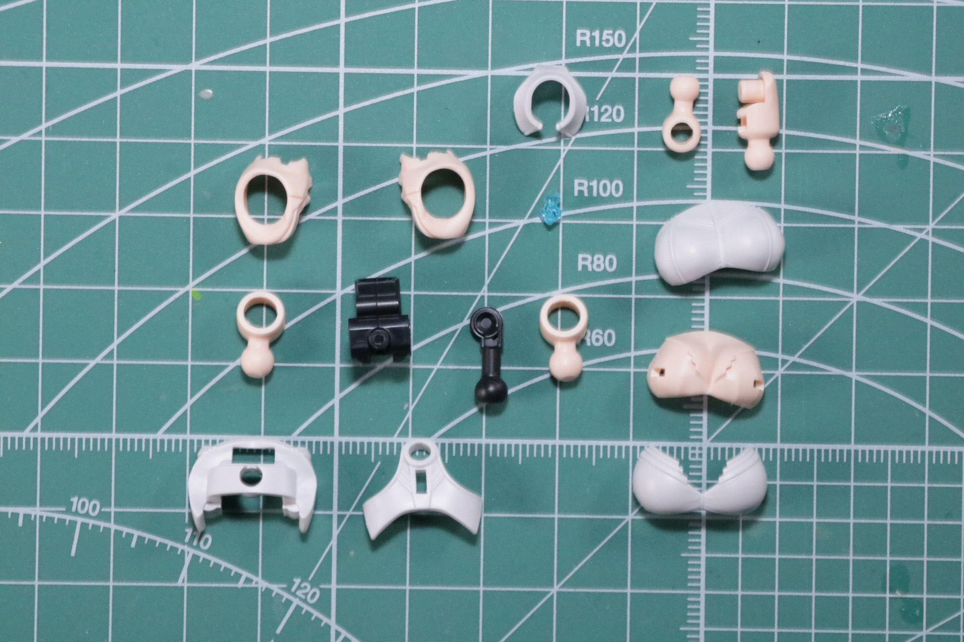 胸部は2種類の胸元パーツを選択して組みたてる