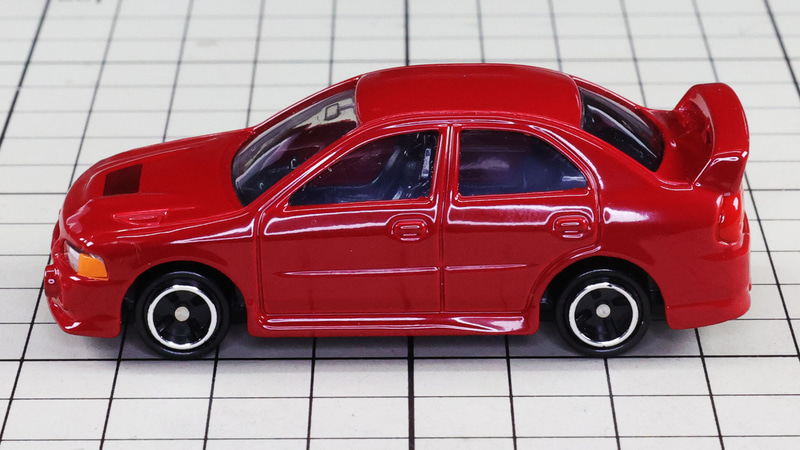 サイド：4ドアで使い勝手もよさそうなデザイン