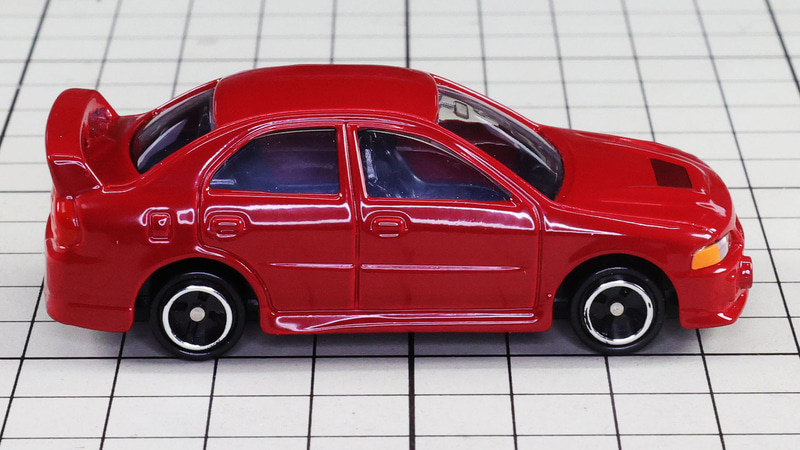 リア：小型化されても強烈なインパクトを与えるリアウイングを装備