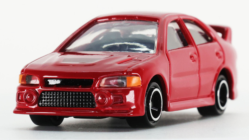 迫力のフロントマスクとクリアーパーツのヘッドライトが特別感を演出します