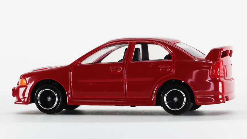 ランエボは前輪と後輪で路面をがっちり捉えるラリーカーのベース車両です