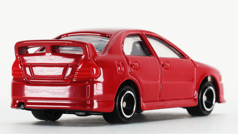 リアコンビランプも別のレッド塗装で微妙な違いがみえてきます