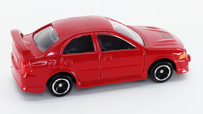 “箱車”を感じさせる四角いボディ