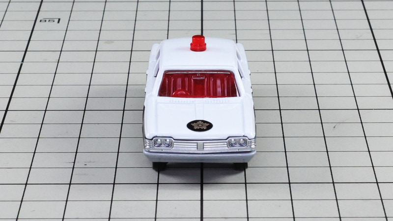 フロント：旭日章のシールを貼ればまさにパトカー！