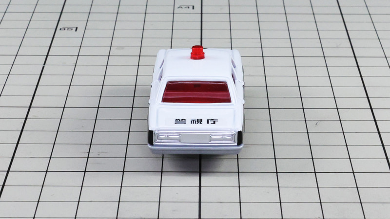 リア：トランクフードにも“警視庁”シールが貼られます