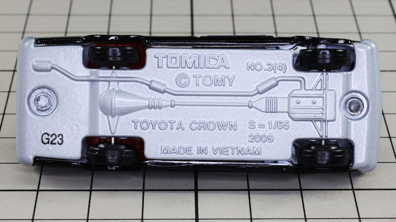 シャーシ：左がリア、右がフロントになる珍しいモールドがある2009年型