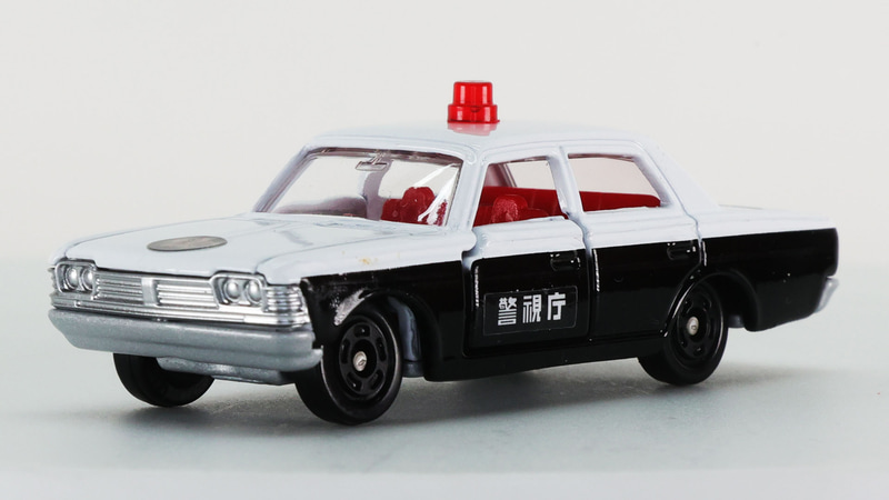 白黒ツートンと赤色灯、各部マーキングでまさしくパトカー！