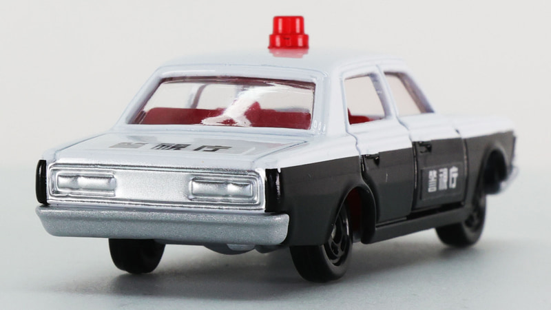 セダンタイプのフロントとリアのフードが一直線でつながります