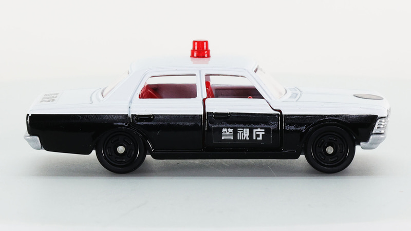 セダンタイプのフロントとリアのフードが一直線でつながります