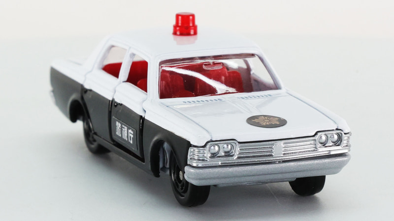 旭日章が入るだけでぐっと引き締まります。丸目四灯のヘッドライトのS50型クラウンの特徴です