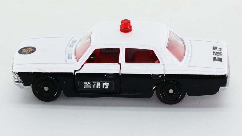 現在ではあまり見られない筒形の赤色灯が時代を感じさせます